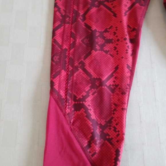 Lululemon Vent It Out Snakeskin Crop Legging - Picture 5 of 13